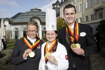 Strahlende Gewinner auf dem Bonner Petersberg: Hotelfachfrau Sylvi Ketzel (l.), Restaurantfachmann Jacob Frey (r.) und Köchin Jessica Vahlsing sind die Deutschen Jugendmeister 2009.