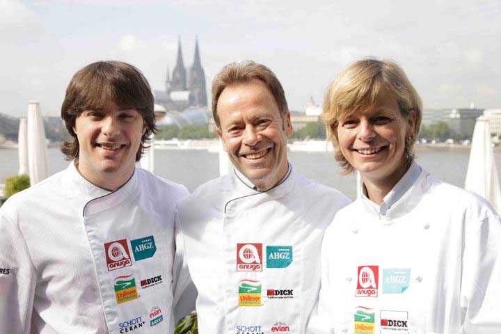 Foto: Jordi Cruz (Gewinner Koch des Jahres Spanien 2006), Dieter Müller (Präsident des Wettbewerbs) und Martina Kömpel (Jury Mitglied des Koch des Jahres) -  (© Nuria Roig de Puig/Fotograf: Florian Bolk)