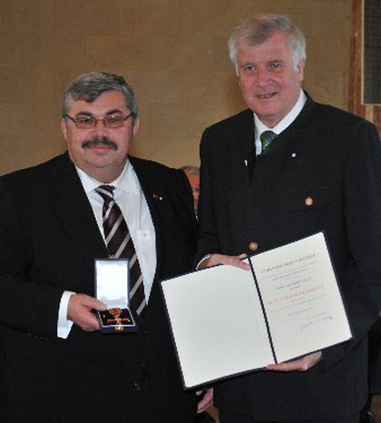 Siegried Gallus wurde vom bayerischen Ministerpräsident Horst Seehofer mit dem Bundesverdienstkreuz am Bande ausgezeichnet.