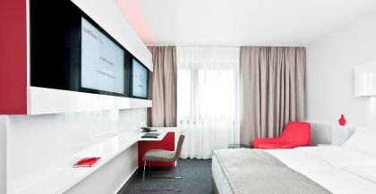 Weltpremiere im Dormero Hotel Hannover: Doppel-Bildschirme von Macnetix zum gleichzeitigen Abruf von Filmen und Internet (Foto: Dormero)