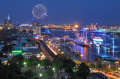 Hamburg brummt – besonders die „Cruise Days“ mit großen Kreuzfahrtschiffen im Hafen sind beliebt; im vergangenen Jahr gab es dazu allein rund 978.000 Übernachtungen (Foto: mediaserver.hamburg.de/Christian Spahrbier)