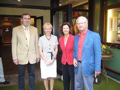 Das schwedische Königspaar Gustav und Silvia von Schweden im Hotel Heide Kröpke in Essel in der Lüneburger Heide – mit Besitzer Bernd Wilmes (links) und Inga Zimolong-Wilmes