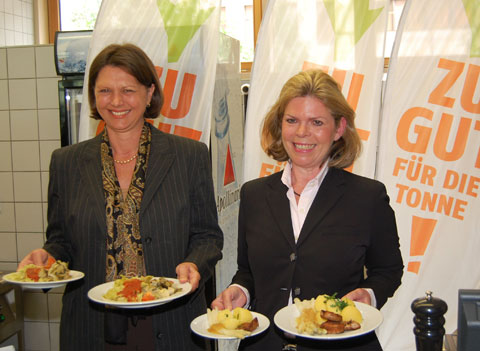 Bundesverbraucherministerin Ilse Aigner und Dehoga-Hauptgeschäftsführerin Ingrid Hartges mit jeweils einer kleinen und einer großen Portion (Foto: BMELV)