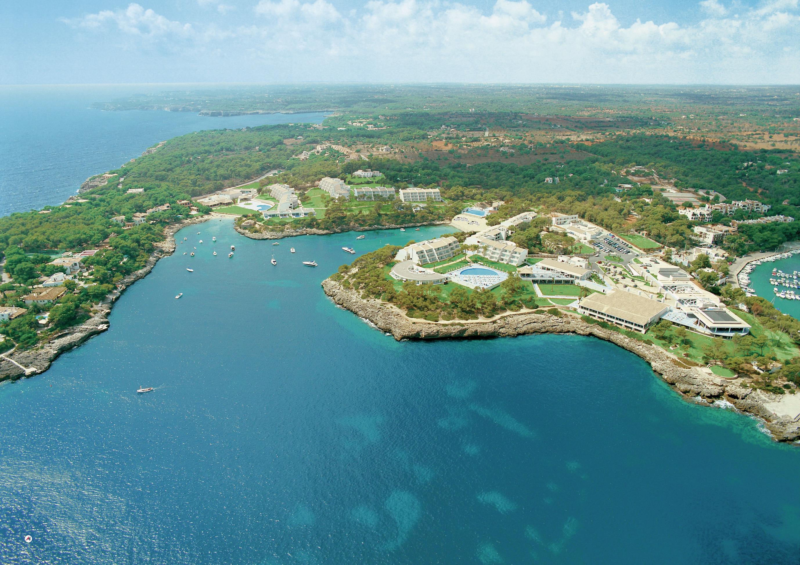 Die Anlage des neuen Puravida Resorts Blau Porto Petro erstreckt sich über 900 Meter entlang der Küste und hat Zugang zu zwei privaten Sandbuchten