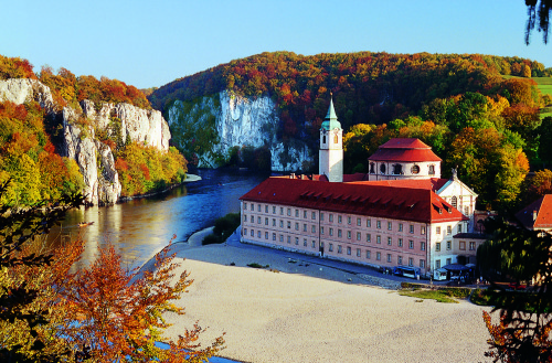 Auch Bayerns ältestes Kloster, Kloster Weltenburg am spektakulären Donaudurchbruch, bietet mittlerweile weltlichen Gästen die Möglichkeit zum Klosterurlaub - zur Auszeit von der Hektik und dem Stress des Alltags (Foto: Tourismusverband Kelheim)