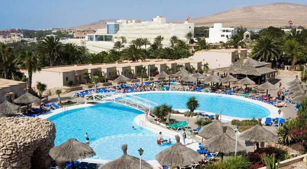 Sunrise Monica Beach Hotel auf Fuerteventura: Hier ertrank im Herbst 2011 der kleine Lucas Göb (8) in nur 1,46 Meter tiefem Wasser – er wurde mit dem Brustkorb an den Grund des Pools angesaugt, es gab kein Entkommen. Die Mängel der Poolanlage waren dem Hotel bekannt. Lucas könnte noch leben.