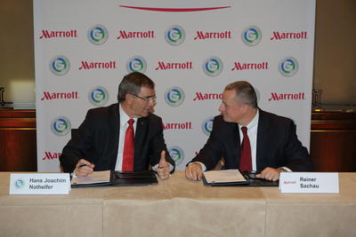 Hans Joachim Nothelfer, Präsident des DGV, und Reiner Sachau, Chief Operating Officer von Marriott International Europa