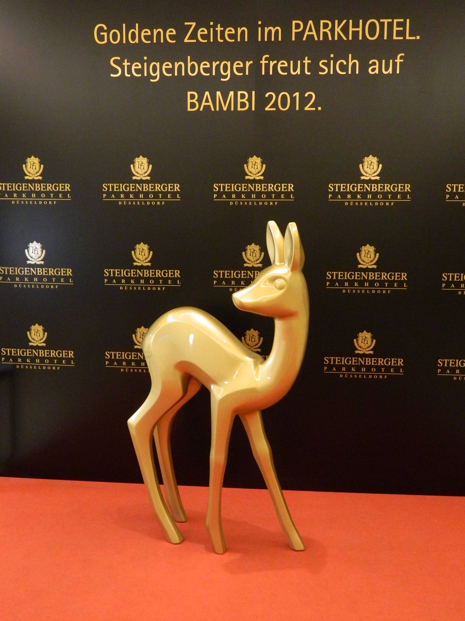 Auf diesem Bambi verewigen sich die prominenten Gäste des Steigenberger Parkhotel in Düsseldorf