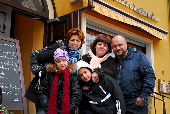 Die deutsch-russische Familie aus St. Petersburg vor ihrem Tauschrestaurant in Brandenburg