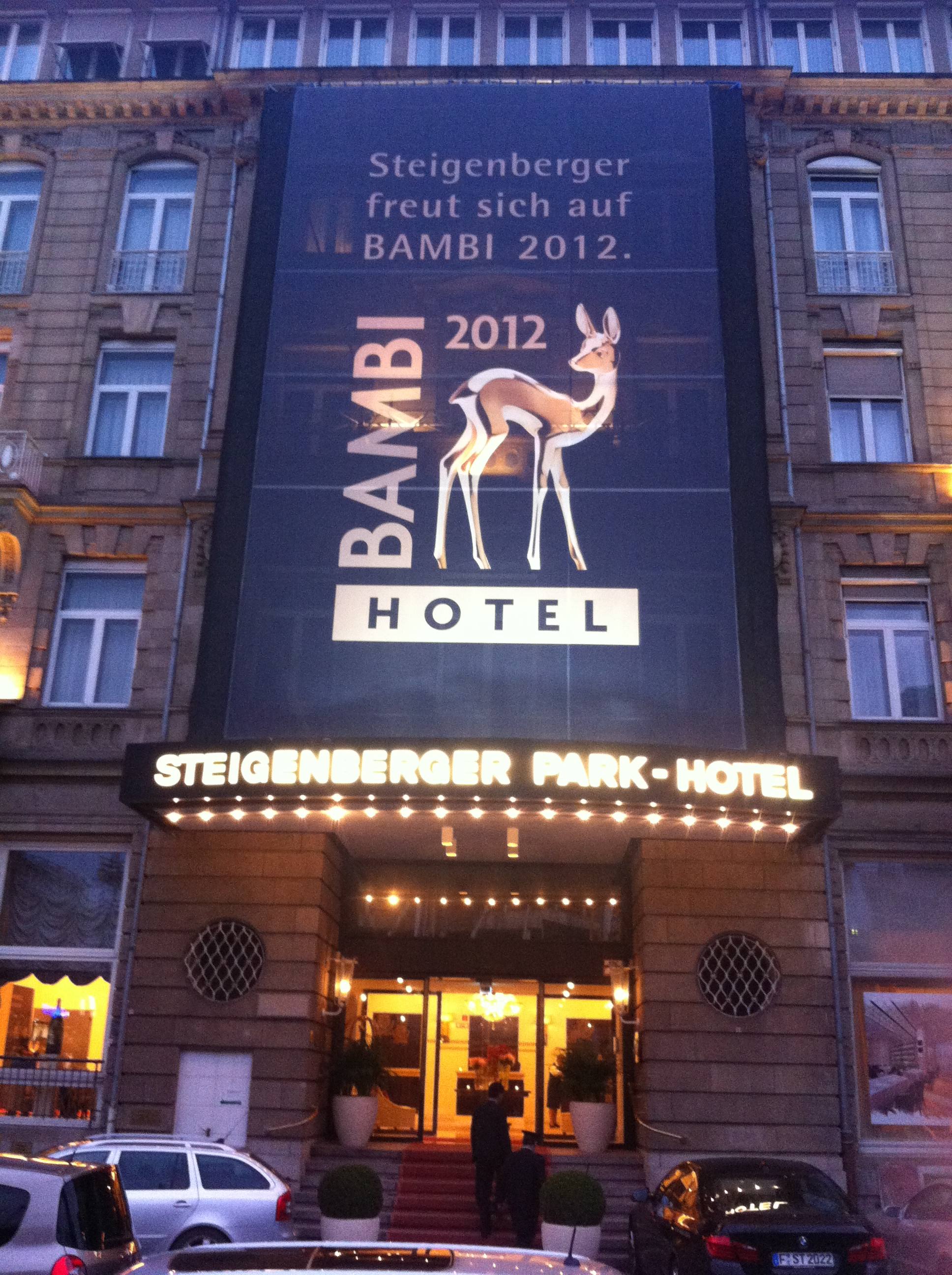 Noch wenige Tage bis zum großen Ereignis: Schon jetzt ziert das Bambi weithin sichtbar das Steigenberger Parkhotel an der Düsseldorfer Königsallee