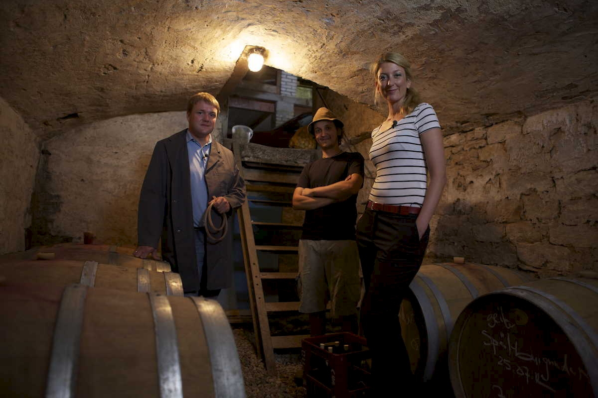 Weinkontrolleur Carsten Wipfler, Winzer Lukas Krauß, Reporterin Christiane Schwarz