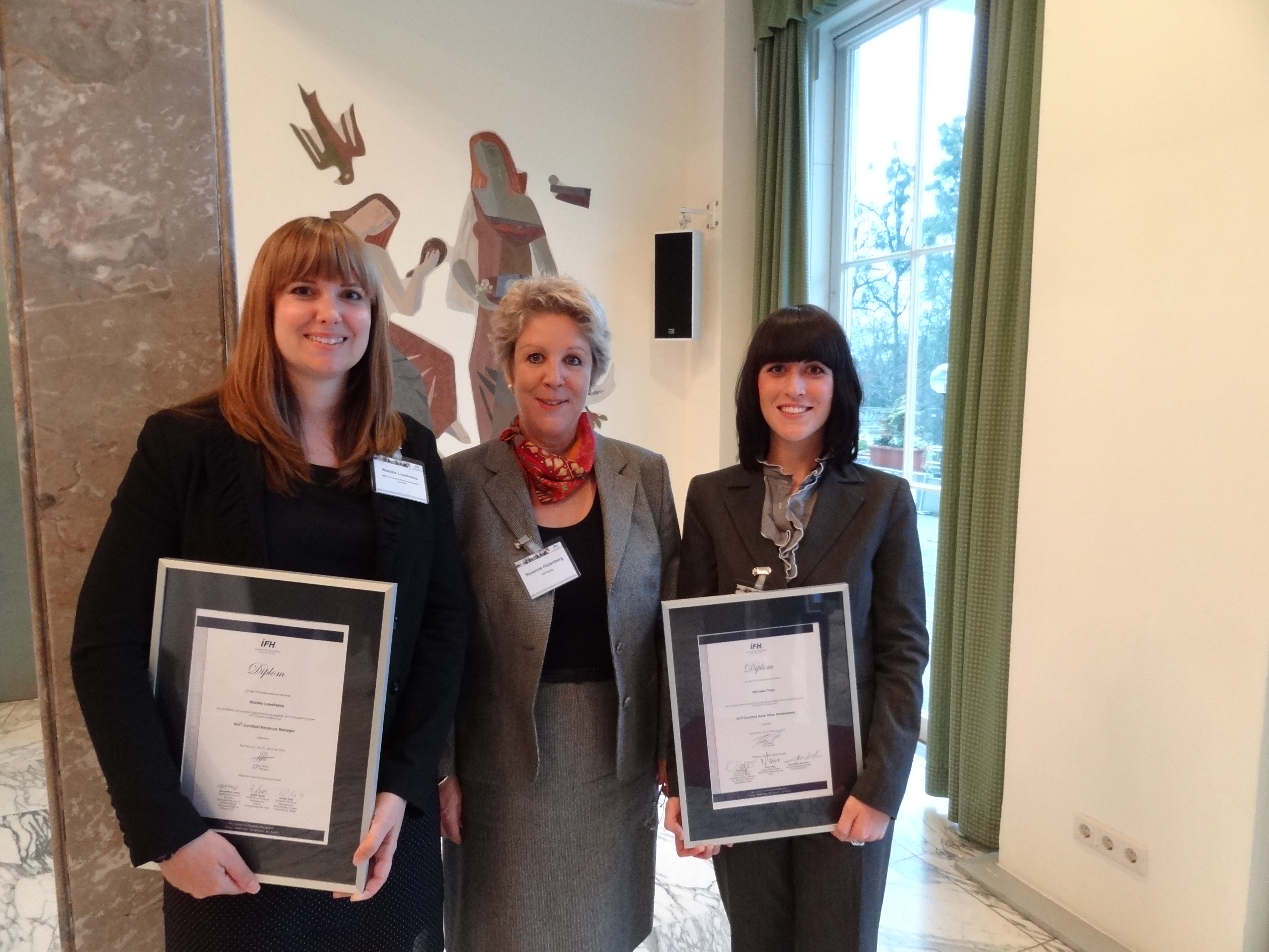 IFH-Diplom mit Auszeichnung: (von links) Michaela Popp (Assistant Sales Manager im Ramada Plaza Basel), Susanne Hazenberg (Geschäftsführerin IFH) und Wiebke Losekamp (stellvertretende Reservierungsleiterin HMG Verkaufs & Reservierungsbüro Frankfurt)