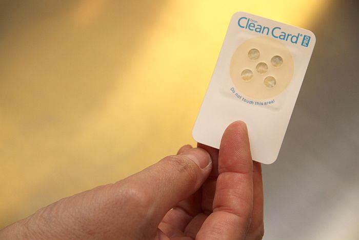 Hygiene-Schnelltest: Die „Clean Card Pro“ entdeckt Protein-Rückstände auf allen Arbeits- und Kontaktflächen in nur 30 Sekunden