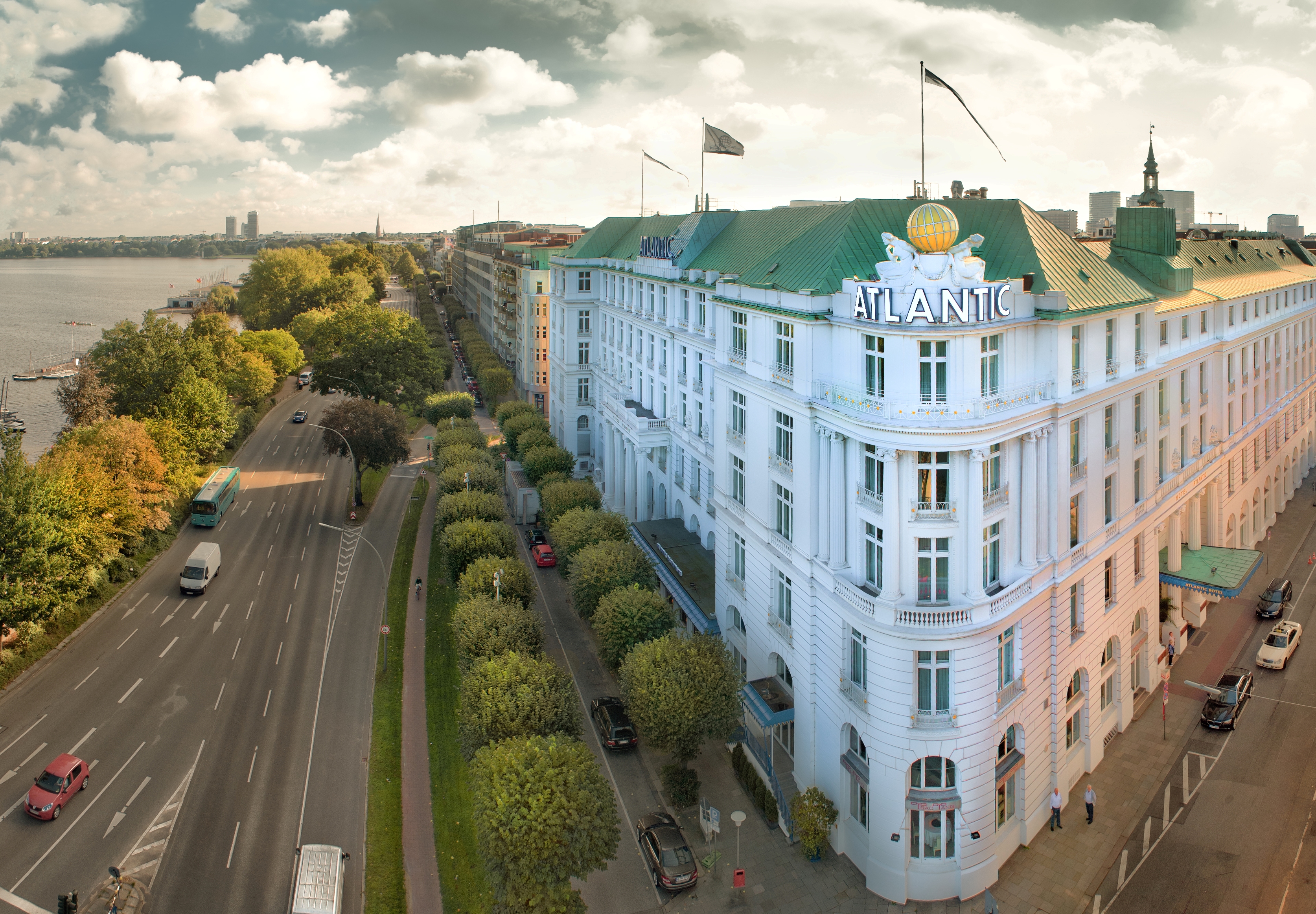Hotel-Porträt bei HOTELIER TV: Hotel Atlantic Kempinski Hamburg - das weiße Grand Hotel an der Alster