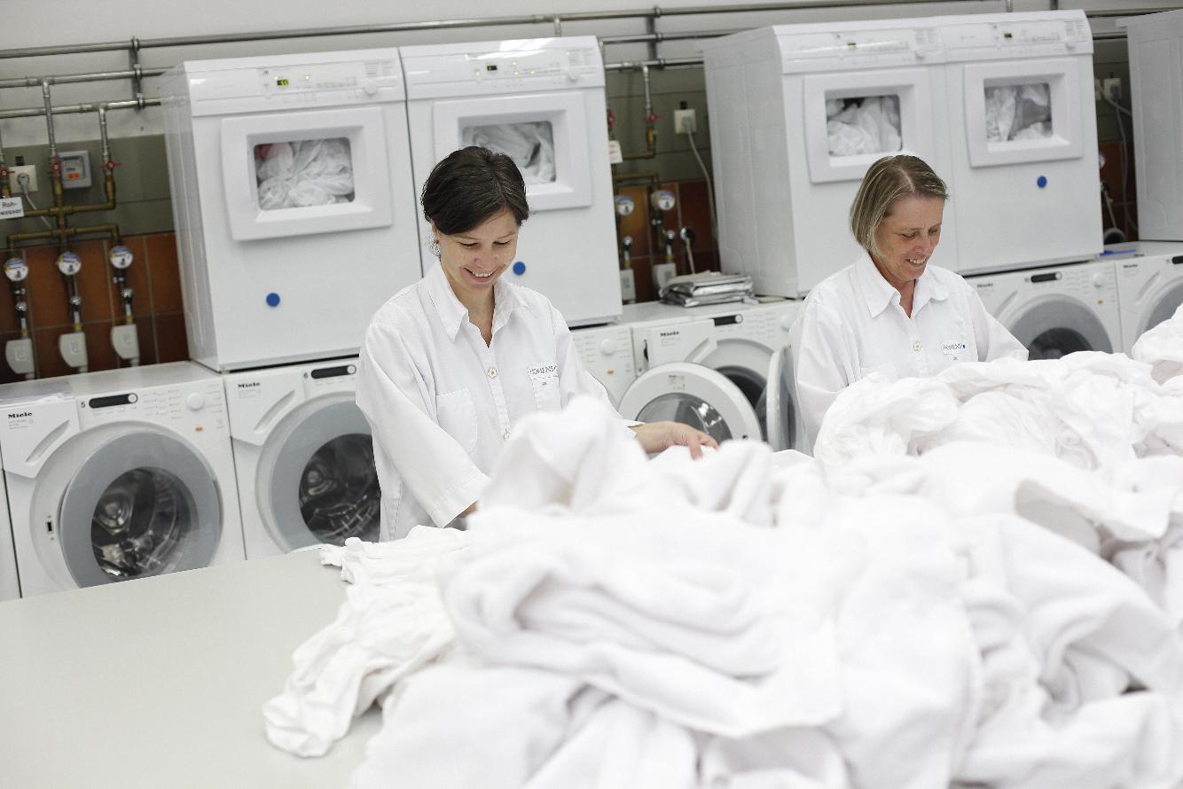 Im Waschlabor der Hohenstein Institute sollen neue Waschmittel-Zusatzstoffe und Verfahrensempfehlungen zum Schutz gegen die vorzeitige Vergrauung weißer Baumwoll-Polyester-Mischgewebe entwickelt werden.