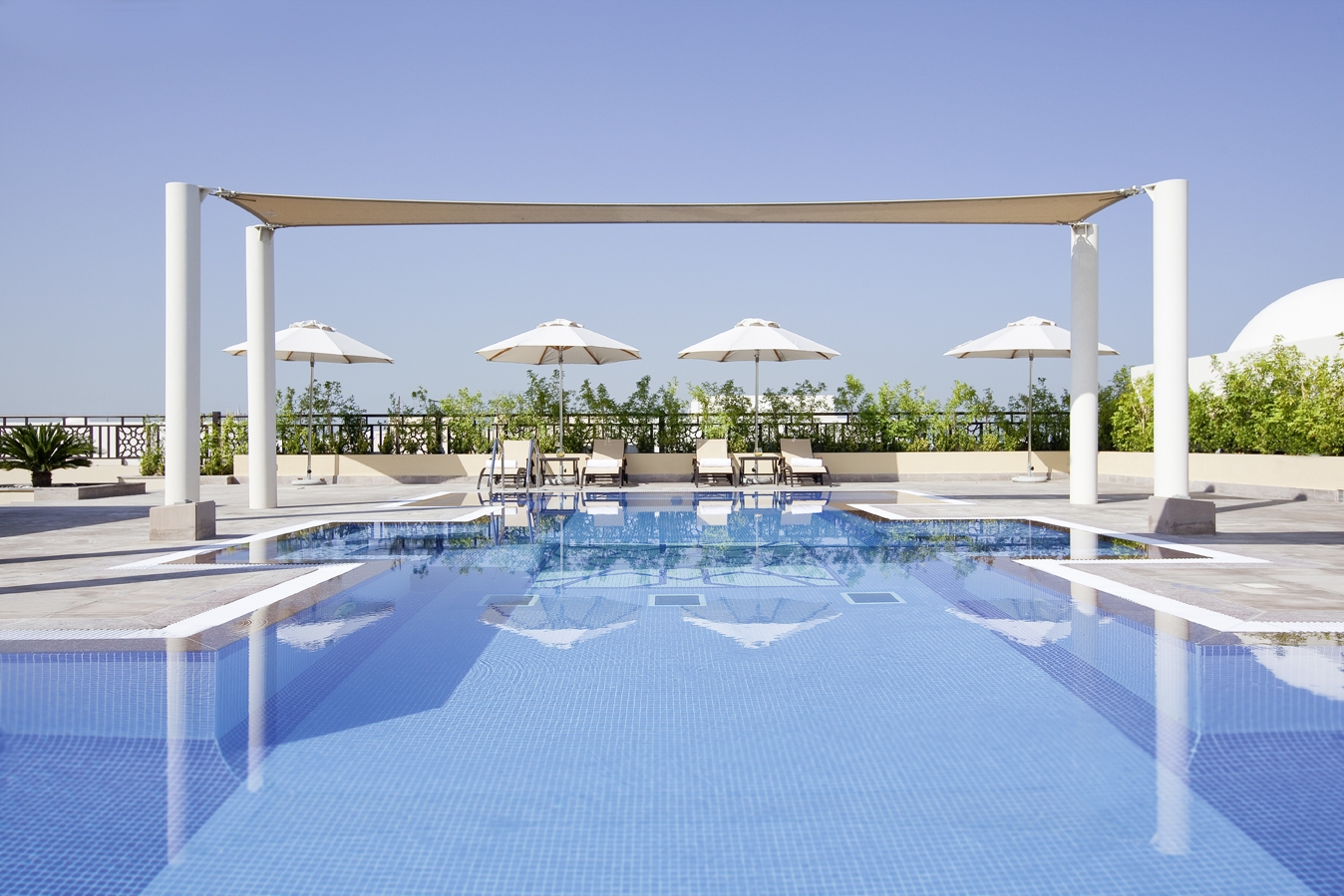 Mövenpick Hotel Apartment The Square Dubai - Relax am Pool