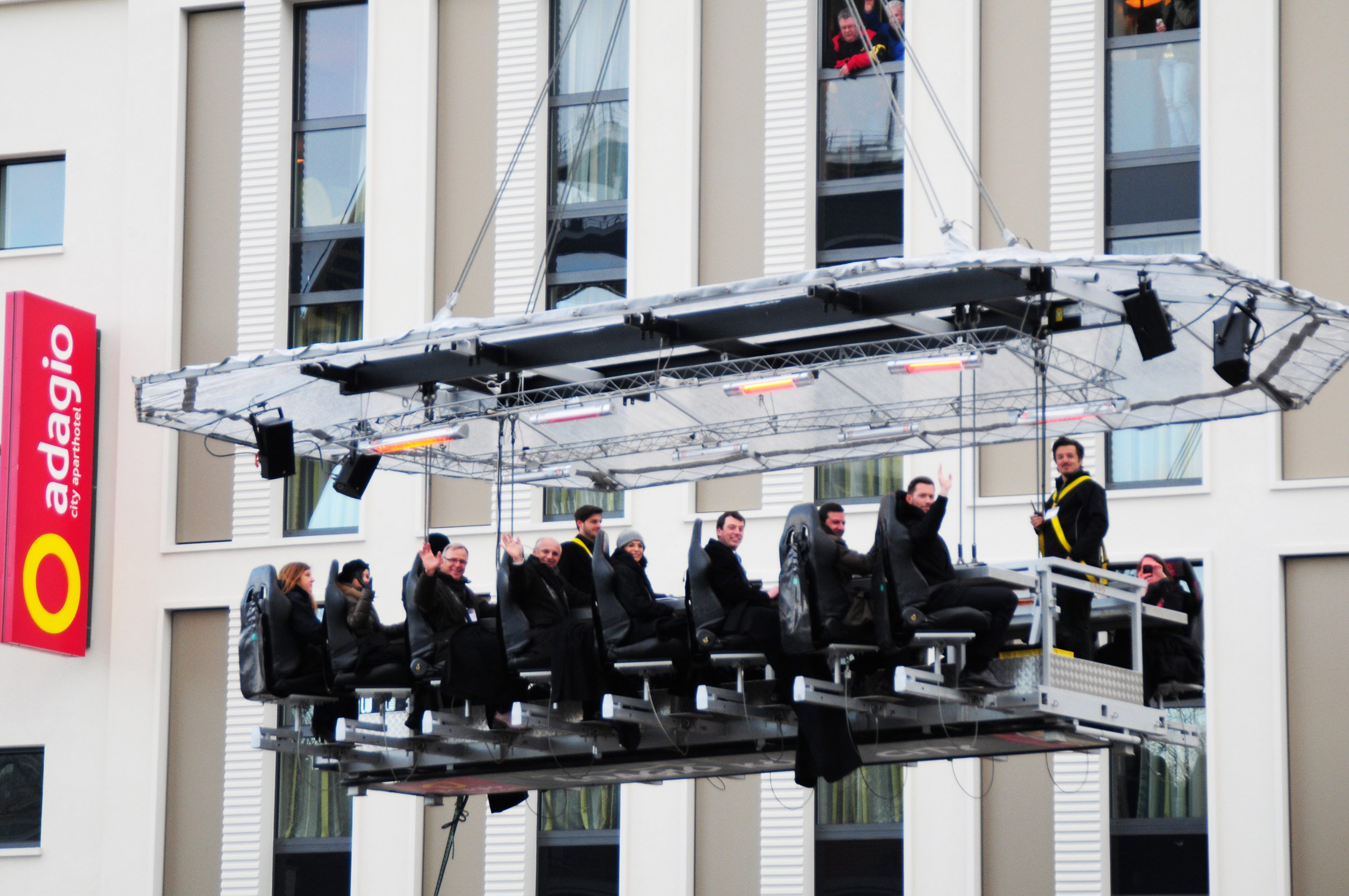 Zur Eröffnung ging es mit dem „Fliegenden Tisch“ 50 Meter hoch hinaus über das deutschlandweit dritte Aparthotel von Adagio, der Aparthotel-Marke der Accor Hotelgruppe.