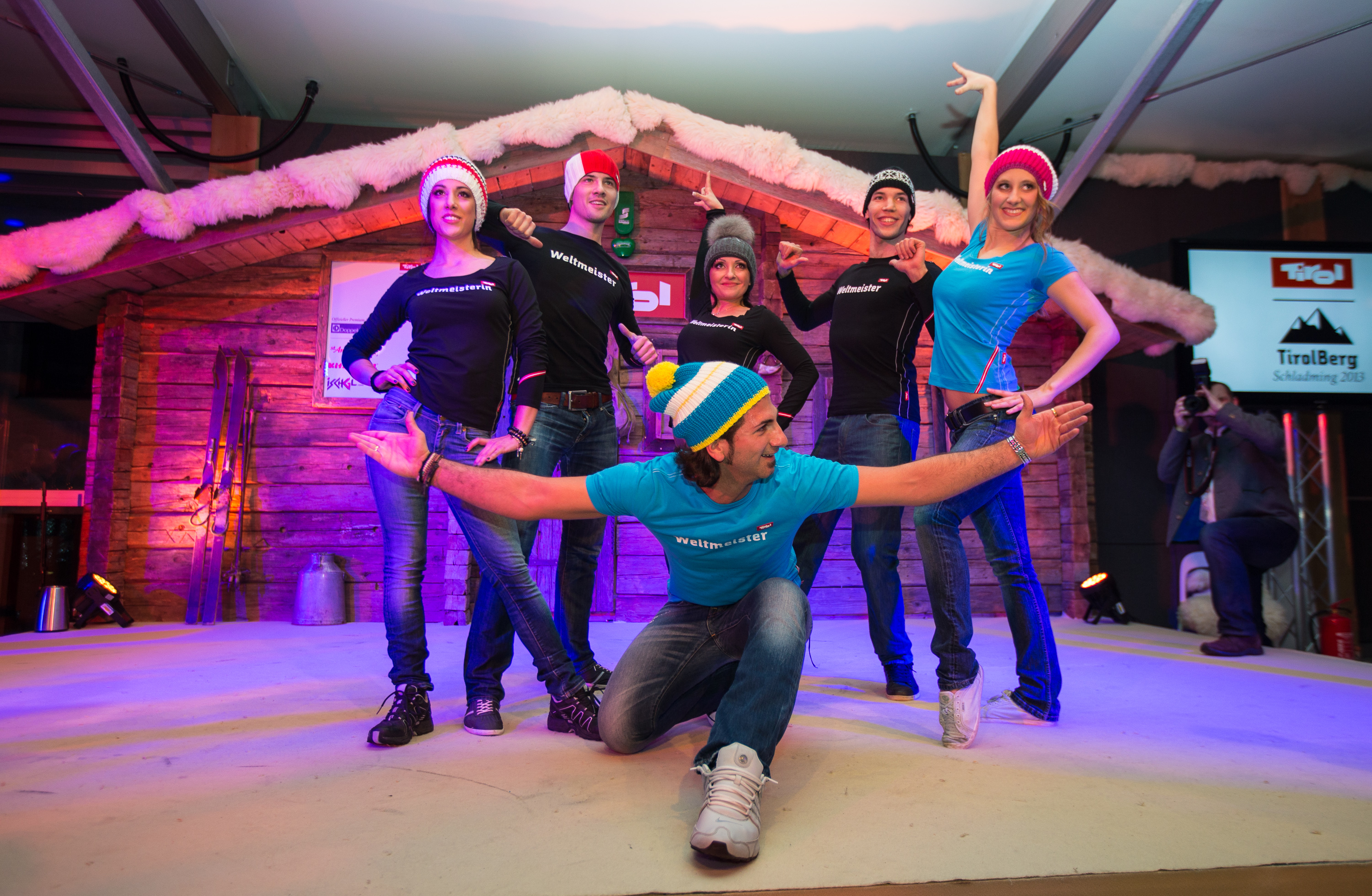 Dancing Star Julia Polai (Mitte) präsentierte mit ihren Tanzschülern die neue Sommerkollektion 2013 des Tirol Shops (Foto: Tirol Werbung)