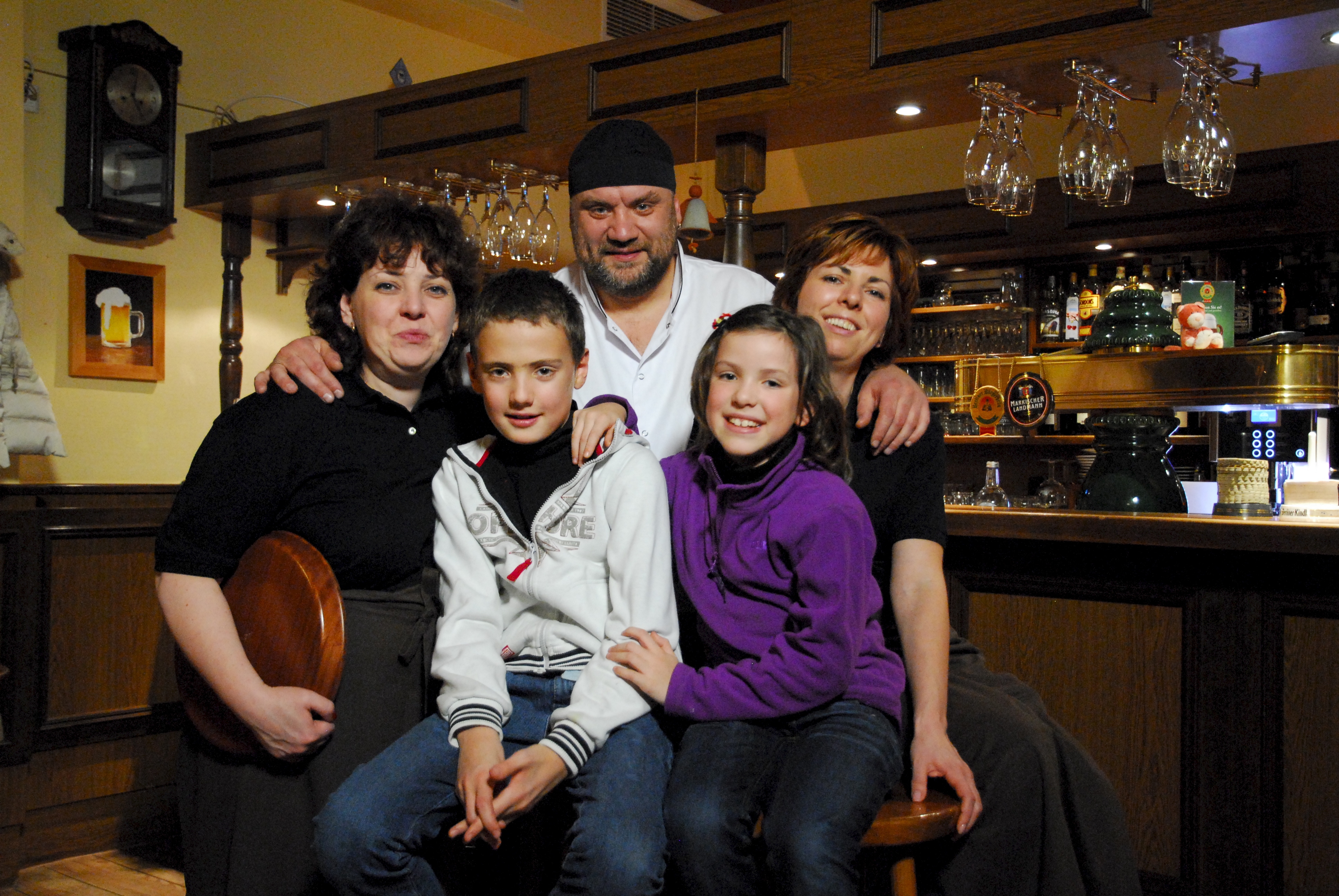 Die deutsch-russische Familie aus St. Petersburg in ihrem Tauschrestaurant in Brandenburg (Foto: ZDF/Klaus Kaltenholz)