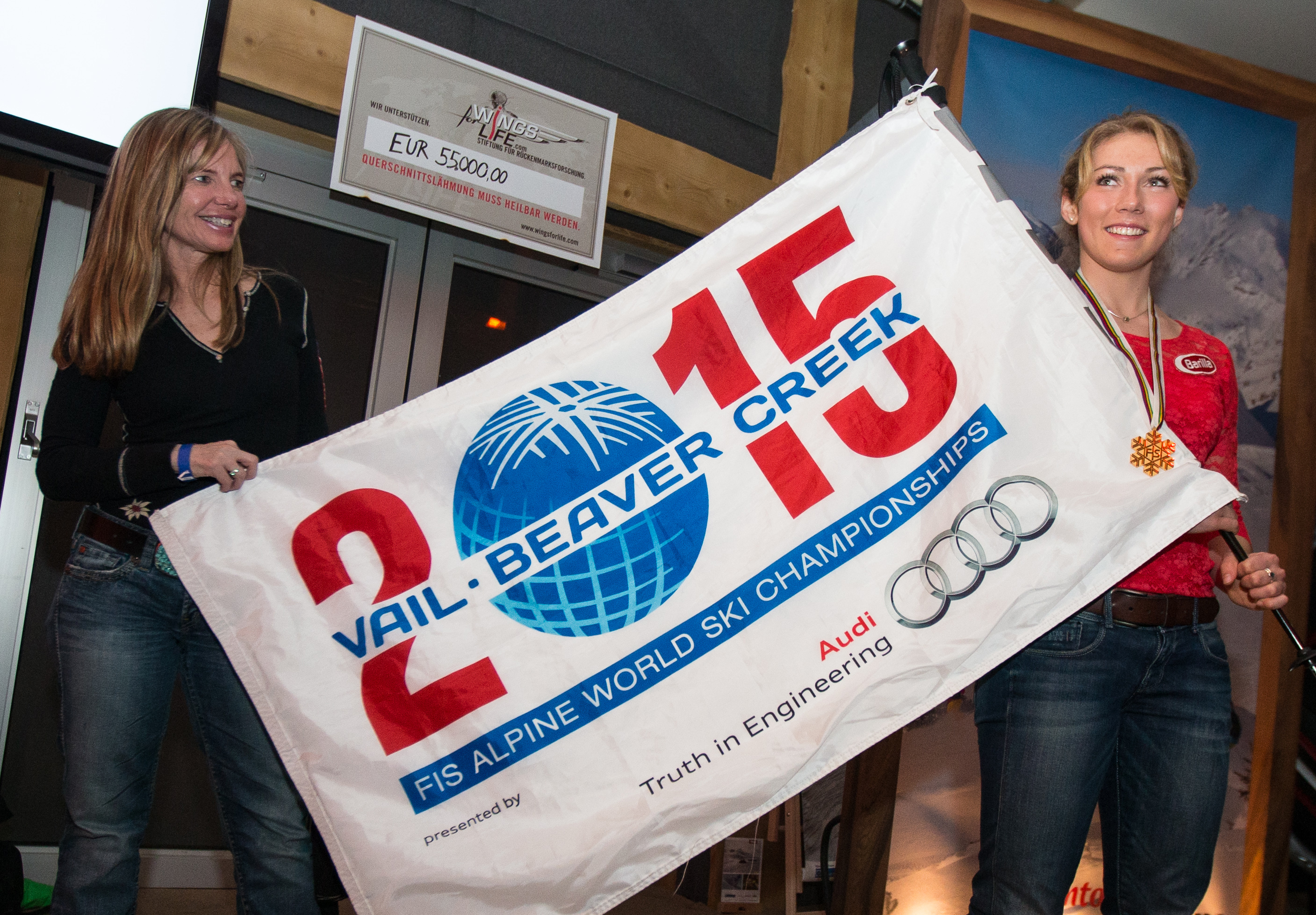 Die US-Amerikanerin Mikaela Shiffrin (rechts) präsentierte ihre Goldene im TirolBerg, sehr zur Freude von TirolBerg-Partner Vail/Beaver Creek 2015, vertreten durch Ceil Folz (Präsidentin der Vail Valley Foundation)