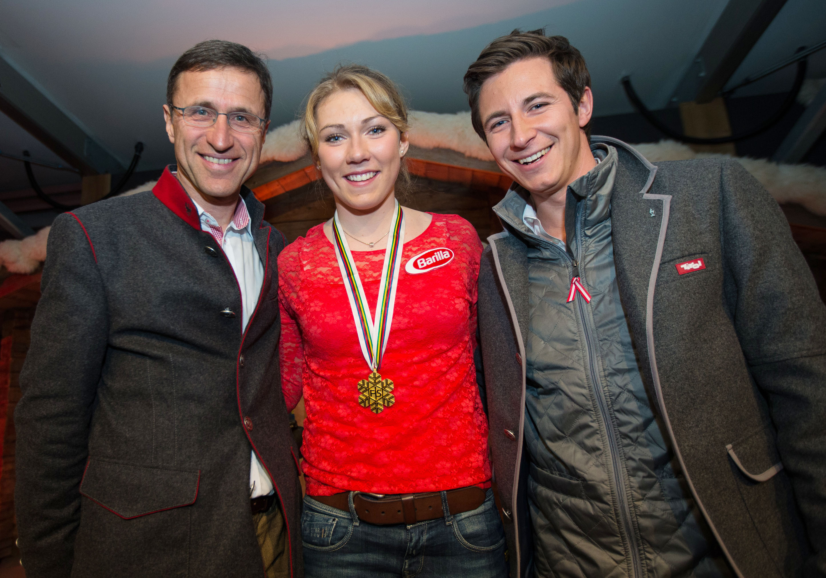 Goldmedaillengewinnerin Mikaela Shiffrin mit Josef Margreiter und TirolBerg-Moderator Lukas Schweighofer (rechts)