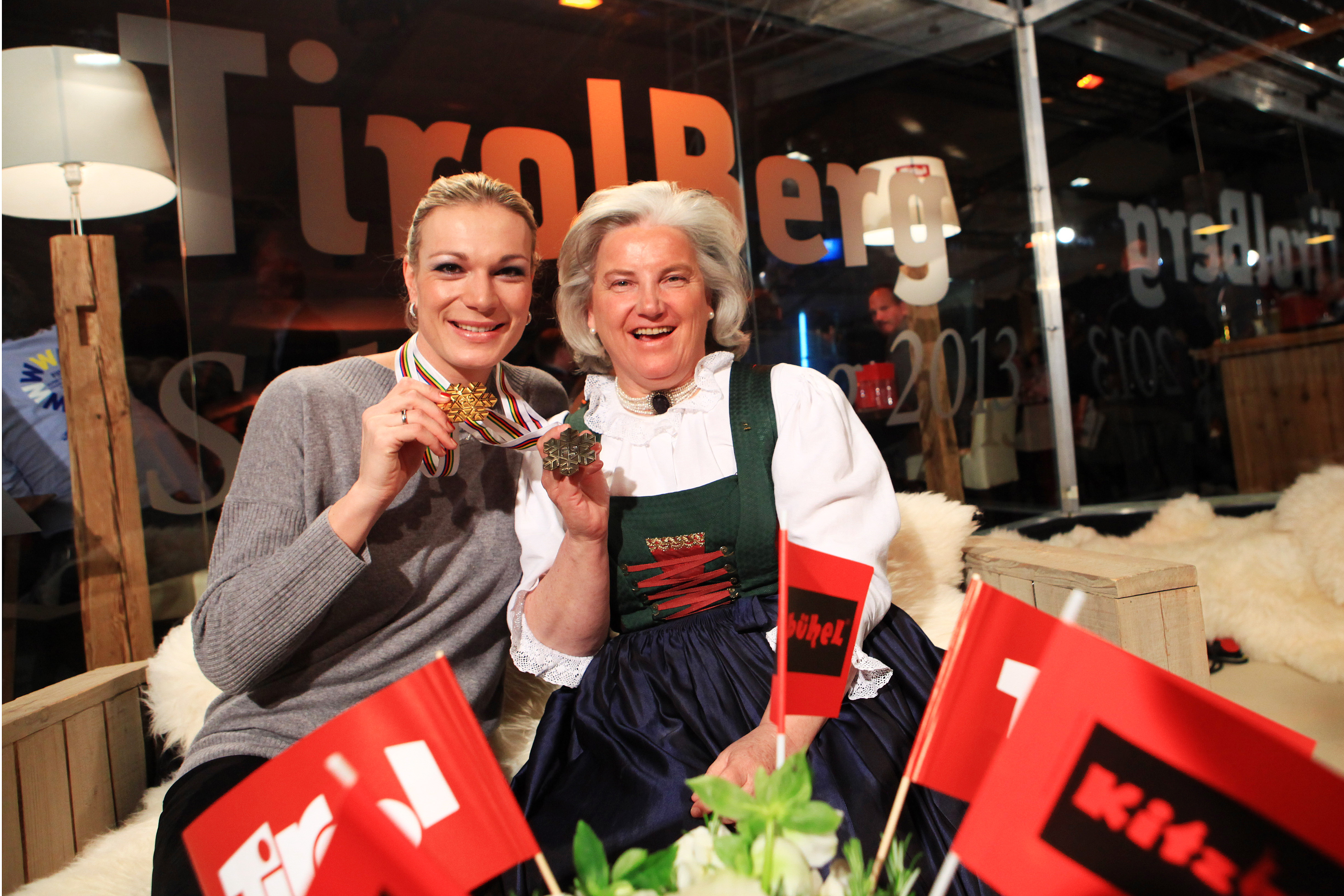 Die Wahl-Kitzbühelerin Maria Höfl-Riesch (li.) ließ es sich nicht nehmen, ihre beiden bisherigen Medaillen im Rahmen der Kitzbühel Night im TirolBerg zu feiern. Signe Reisch (Obfrau Kitzbühel Tourismus) stellte sich als eine der ersten Gratulantinnen ein (Fotos: Tirol Werbung)