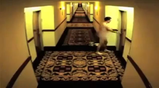 Nackter Mann im Hotel: Dieser Hotelgast hat sich aus seinem Zimmer ausgesperrt und muss nun durchs gesamte Hotel bis zur Rezeption ... - Bei HOTELIER TV sehen Sie die ganze Geschichte: 