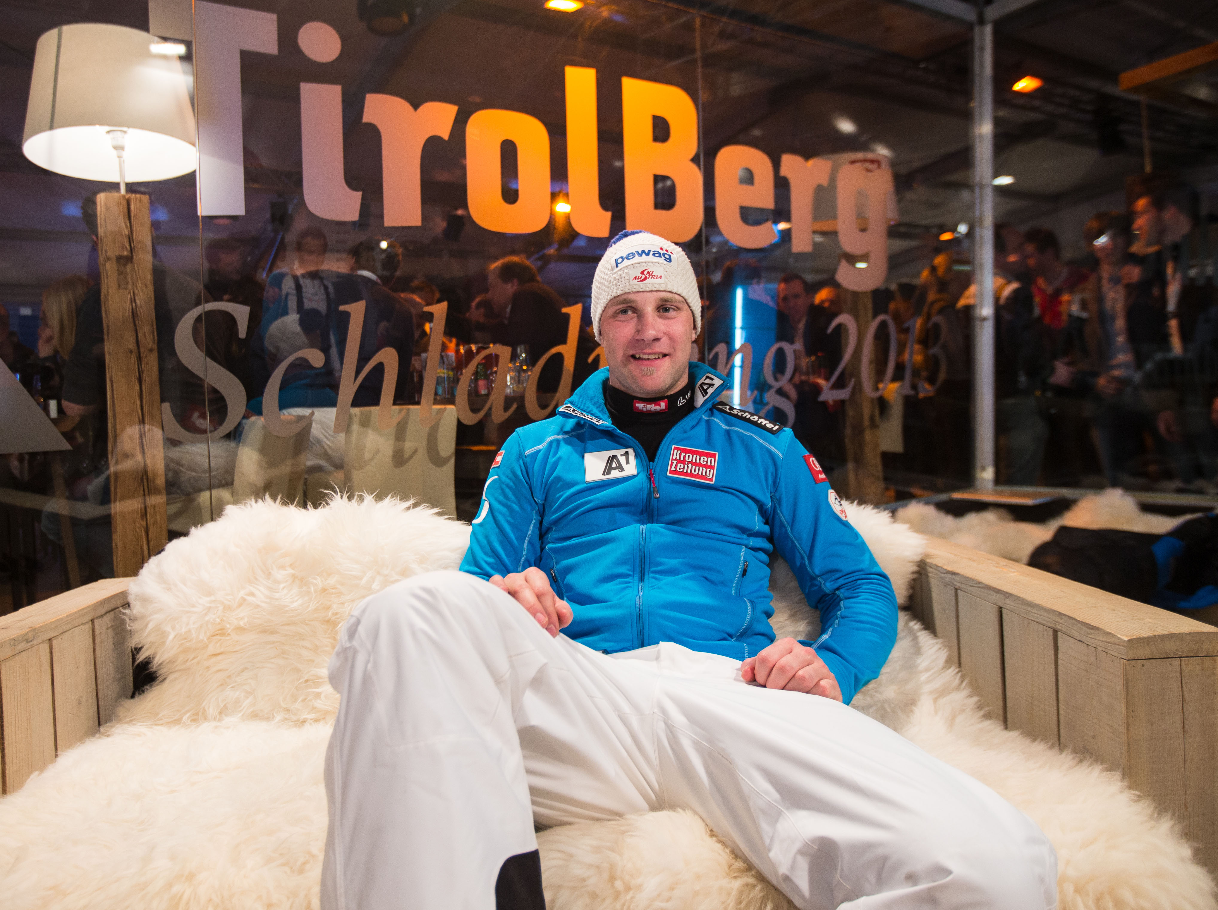 Romed Baumann kam überglücklich und erleichtert im TirolBerg an, wo er seine Bronzemedaille feierte