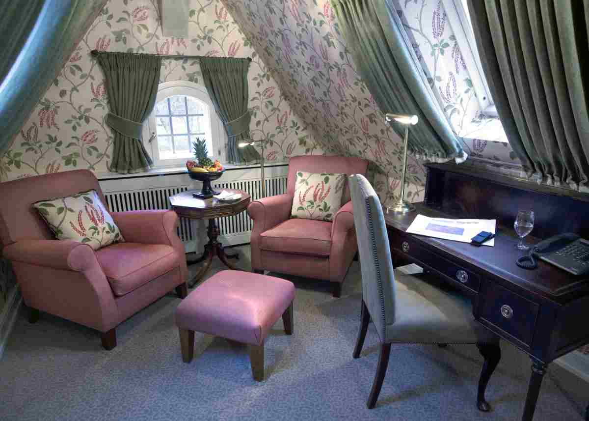 Schlosshotel Kronberg: Sitzecke im Deluxe-Doppelzimmer