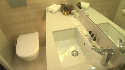 Moxy Hotel Badezimmer - eng und funktional