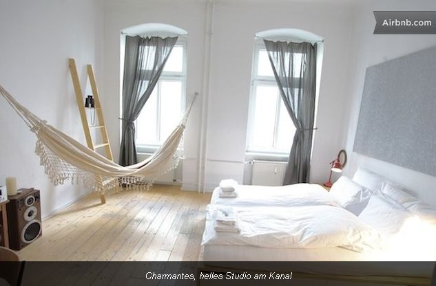 Sieht wie ein schönes Hotelzimmer aus, ist aber eine private Unterkunft in Berlin - tageweise zu mieten über airbnb.com