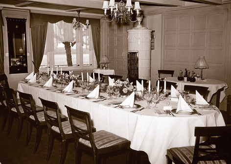 222 Jahre Hotel Louis C. Jacob: Tafel im Biedermeierzimmer um 1960