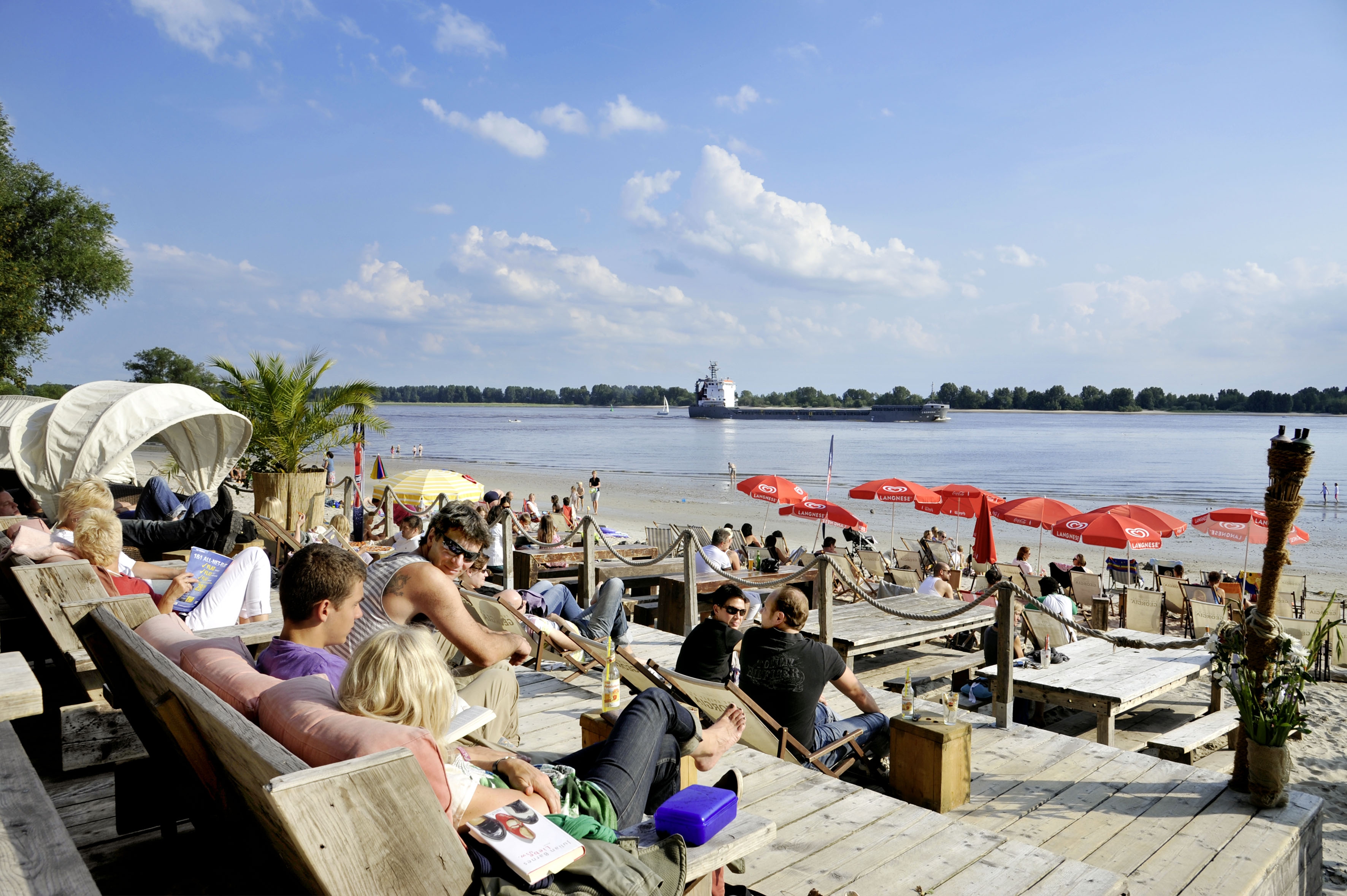 Hamburg ist beliebt - besonders bei Geschäftsreisenden (Foto: Beachclub an der Elbe in Wedel/imagefoto.de)