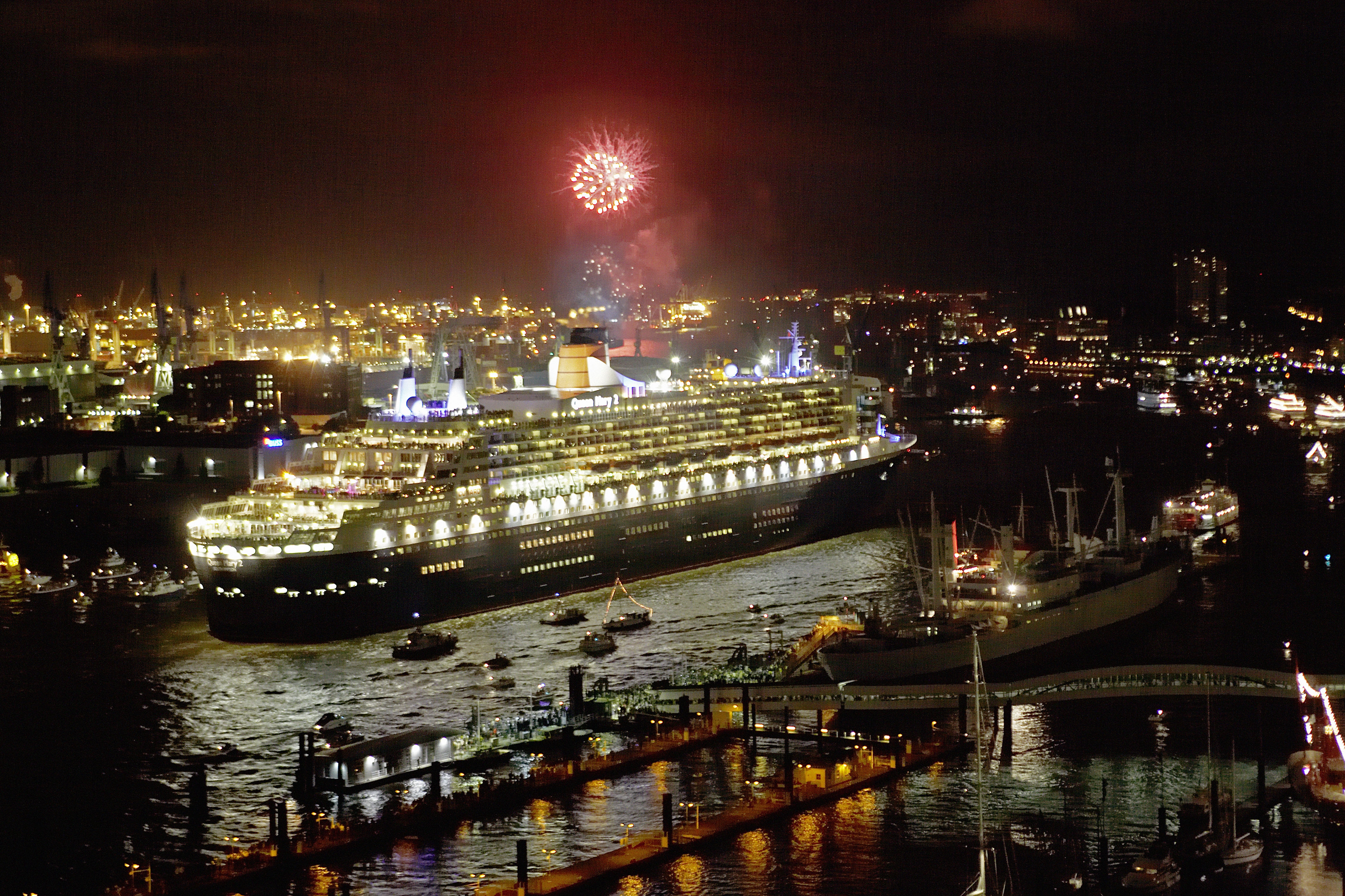 Hafengeburtstag in Hamburg - Feuerwerk zur Ausfahrt der "Queen Mary 2" (Foto: Kai-Uwe Gundlach)