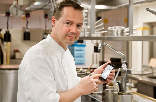 Hendrik Otto, Chefkoch des Gourmetrestaurants „Lorenz Adlon Esszimmer" im Hotel Adlon Kempinski, testet die App der S.Pellegrino Kulinarischen Auslese 2013.