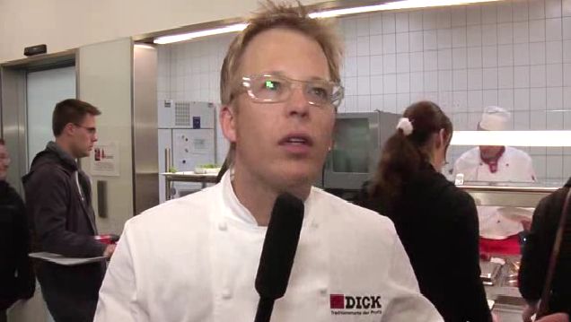 Warum Sternekoch Mario Kotaska gerne Currywurst zubereitet - Edel Currywurst für Kantinen kreiert - Report bei HOTELIER TV