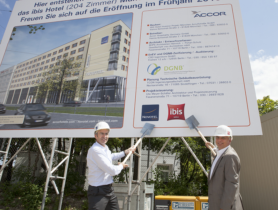 Michael Mücke und Philippe Alanou beim Spatenstich für zwei neue Accor-Hotelprojekte in München (Foto: Accor)