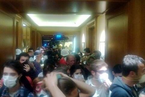 Divan Hotel Taksim Istanbul - Demonstranten suchen Schutz