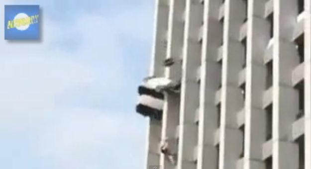 Dramatischer Sprung vom Gran Hotel Benidorm Alicante: Base Jumperin bleibt mit Fallschirm im 10. Stock hängen