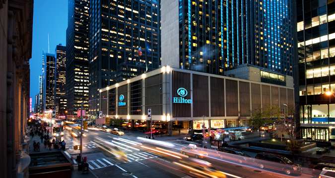 New York's größtes Hotel stellt Zimmerservice ein - Hilton Midtown entlässt auch 55 Mitarbeiter - Trend zur Selbstversorgung in US-Hotels - Report bei HOTELIER TV