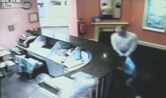 Hotelier verprügelt Angestellten - Überwachungsvideo bei HOTELIER TV: www.hoteliertv.net