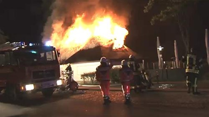 Flammendes Inferno am Ostseestrand: Strandhaus Wolfsschlucht in Scharbeutz niedergebrannt - Feuerwehr Report bei HOTELIER TV