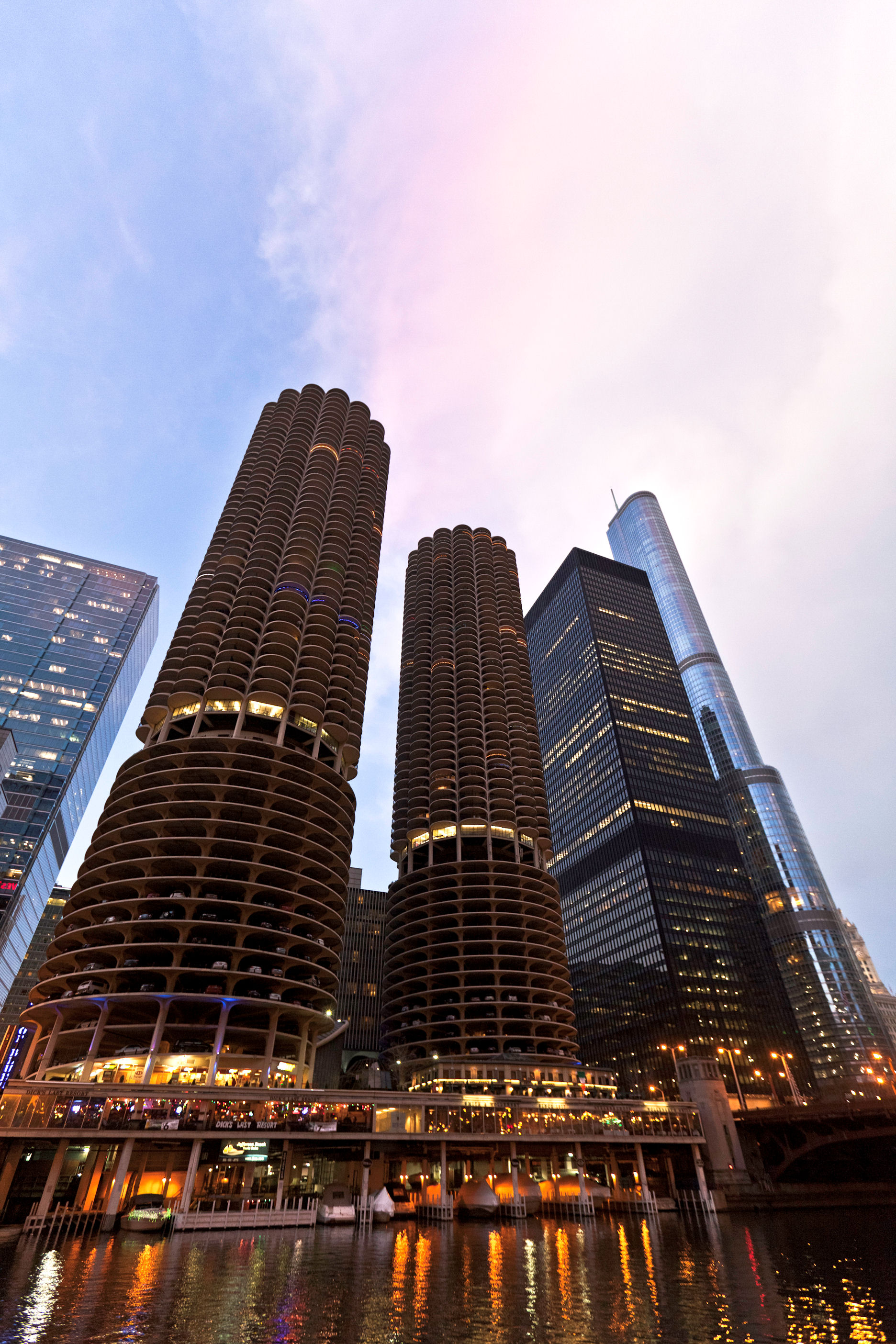 Im IBM Building, hier rechts neben den beiden Marina Towers, eröffnet in Kürze das Langham Chicago. (Foto: Cesar Russ Photography)