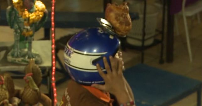 Kuriose Restaurants in Bangkok: Fliegende Grillhähnchen werden von einem Kellner mit Pickelhaube aufgefangen - und dies auf einem Einrad! TV-Report aus der Erlebnisgastronomie Thailands bei HOTELIER TV:  www.hoteliertv.net/weitere-tv-reports