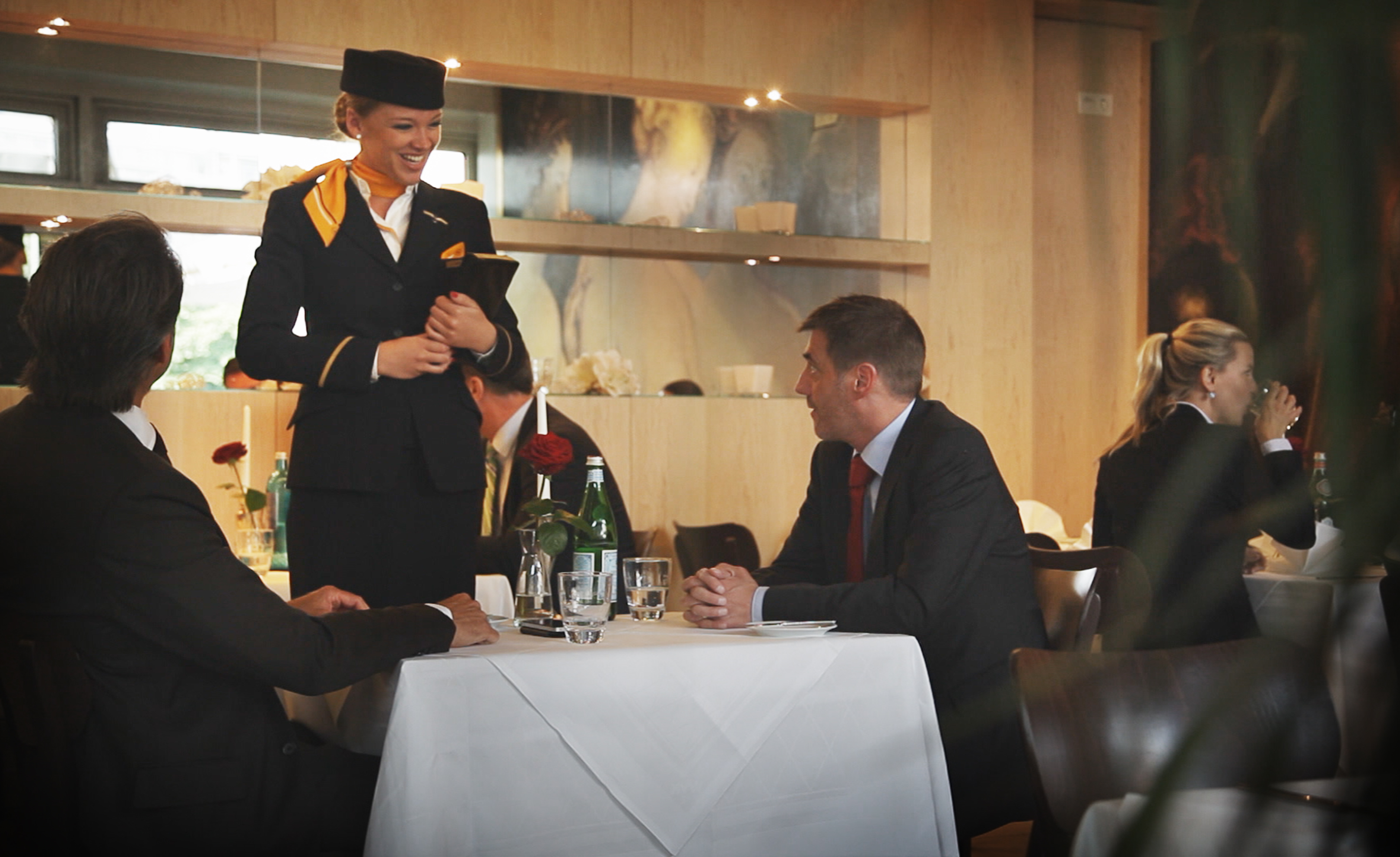 Punktlandung auf dem Teller: Lufthansa lädt zum Überraschungs-Lunch - Video bei HOTELIER TV
