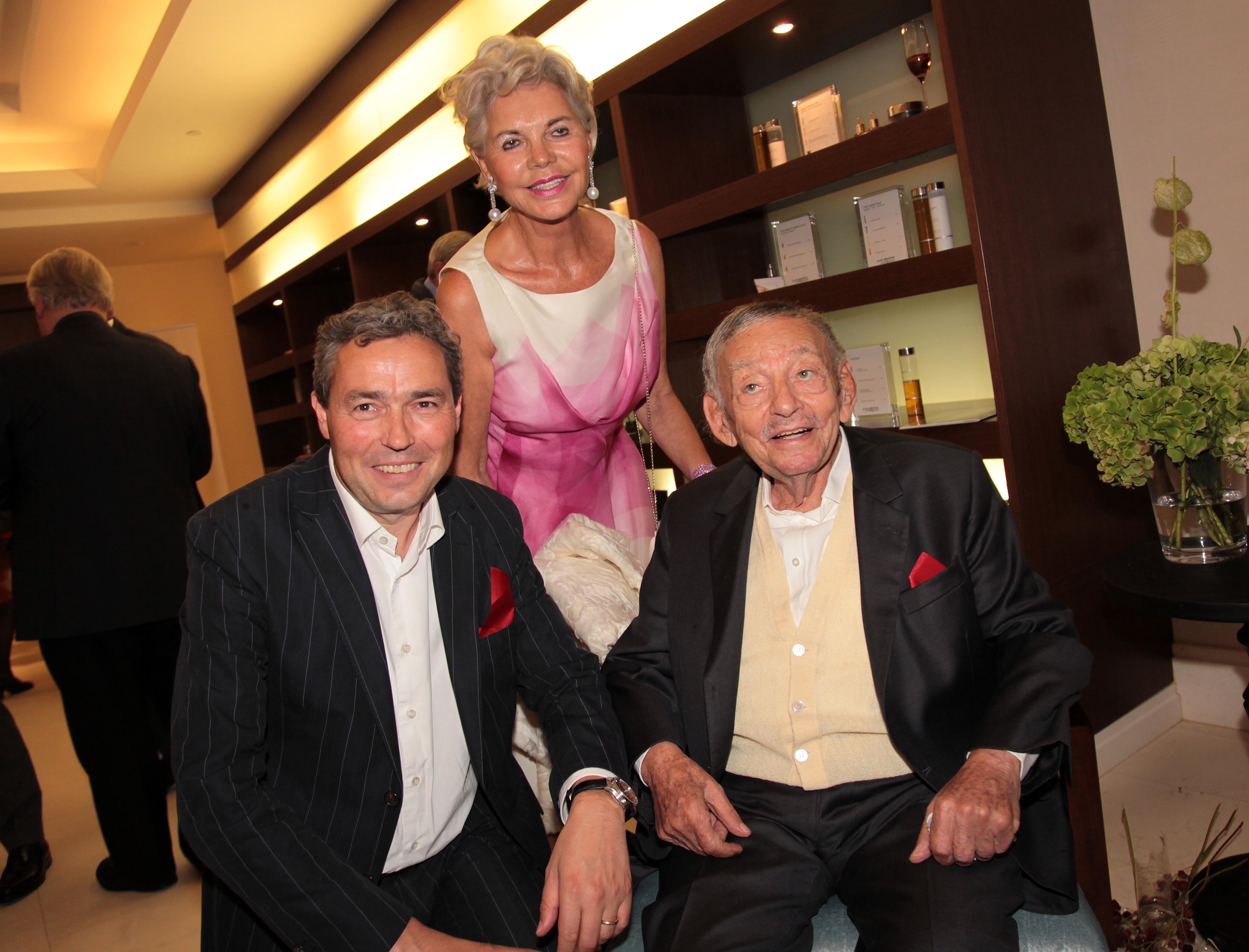 Von links: CEO der FMTG Otmar Michaeler, Ehefrau Friederike Wlaschek mit Karl Wlaschek, Eigentümer Schloss Velden