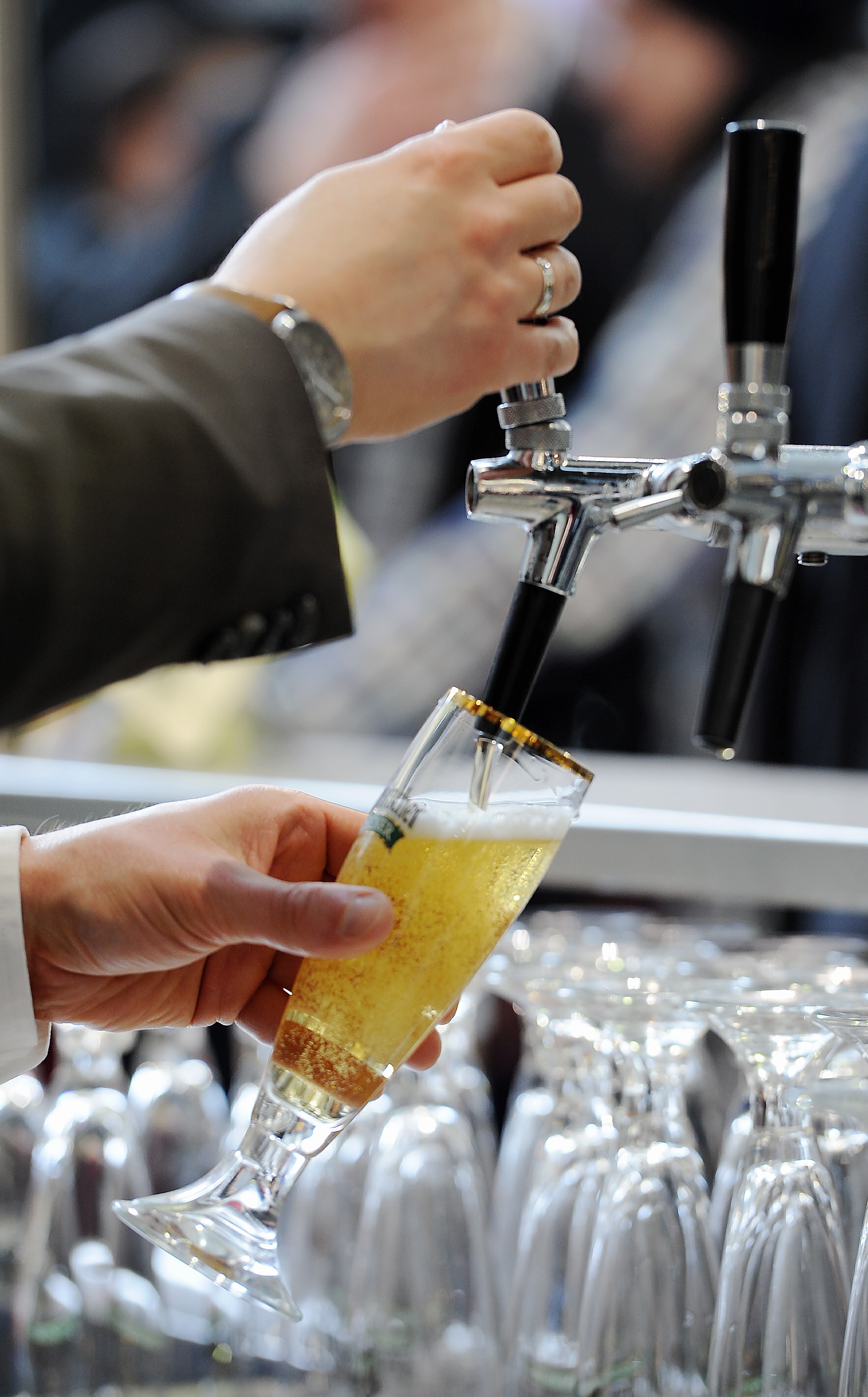 Bier wurde künstlich verteuert - Nun verhängte das Bundeskartellamt Millionen-Bußgelder gegen führende deutsche Brauereien wegen illegaler Preisabsprachen