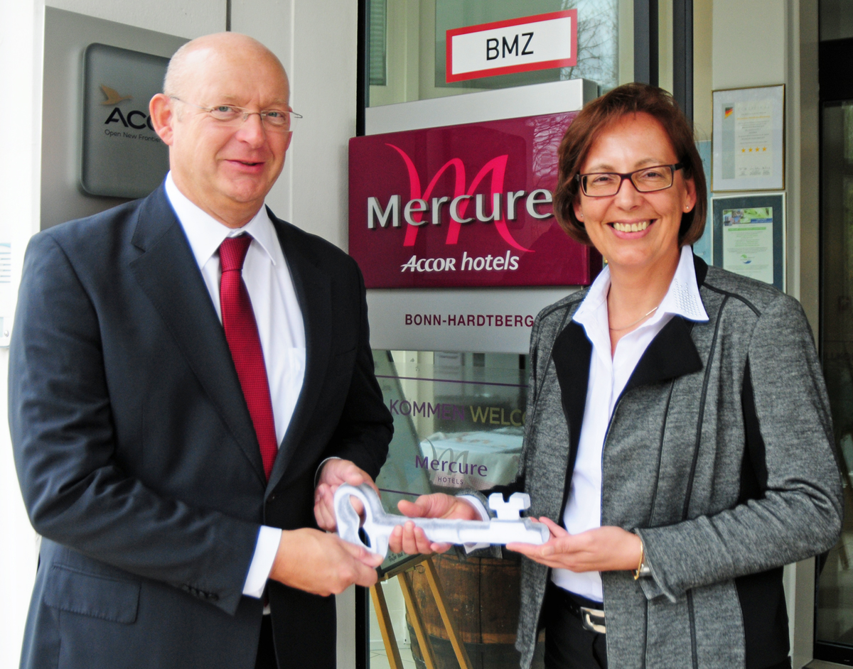 Die bisherige Direktorin Stephanie Cauvert (rechts) übergibt dem neuen Direktor Jo Dahmen (links) symbolisch die Schlüsselgewalt für das Mercure Hotel Bonn Hardtberg