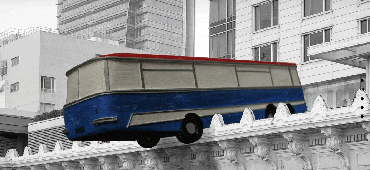 Cliffhanger: Bus kippt über Fassade des Peninsula Hongkong - Kunstwerk sorgt für weltweites Aufsehen