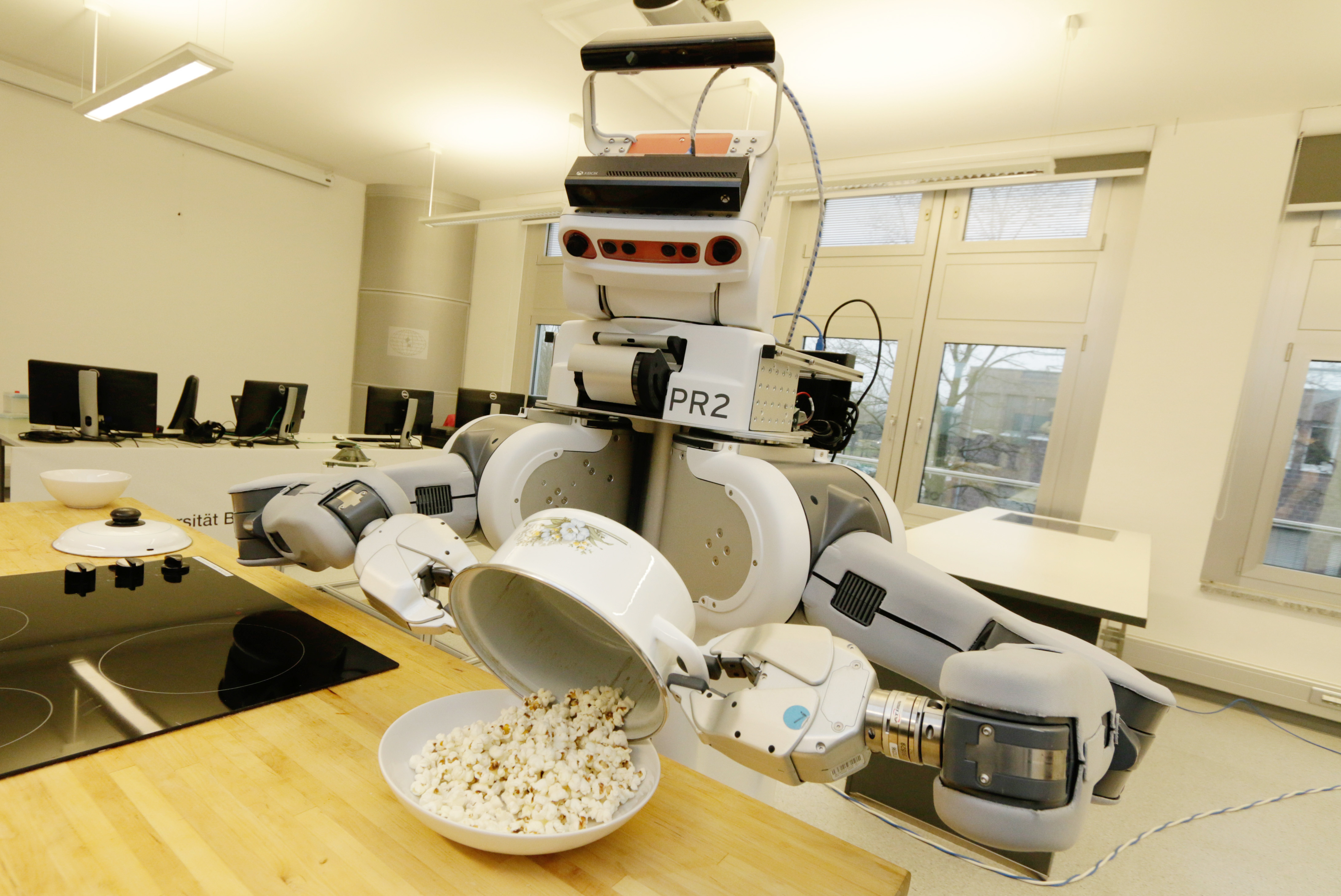 Ein Roboter macht Popcorn